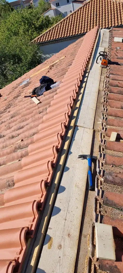 Détail du closoir et des faîtières sur une toiture refaite