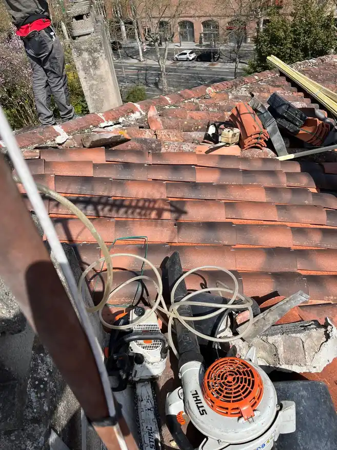 Couvreur et outils de chantier installés sur la toiture