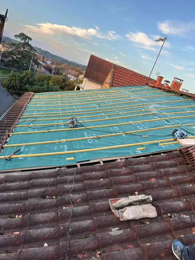 Écran de sous-toiture déroulé sur un pan entier avant liteaunage