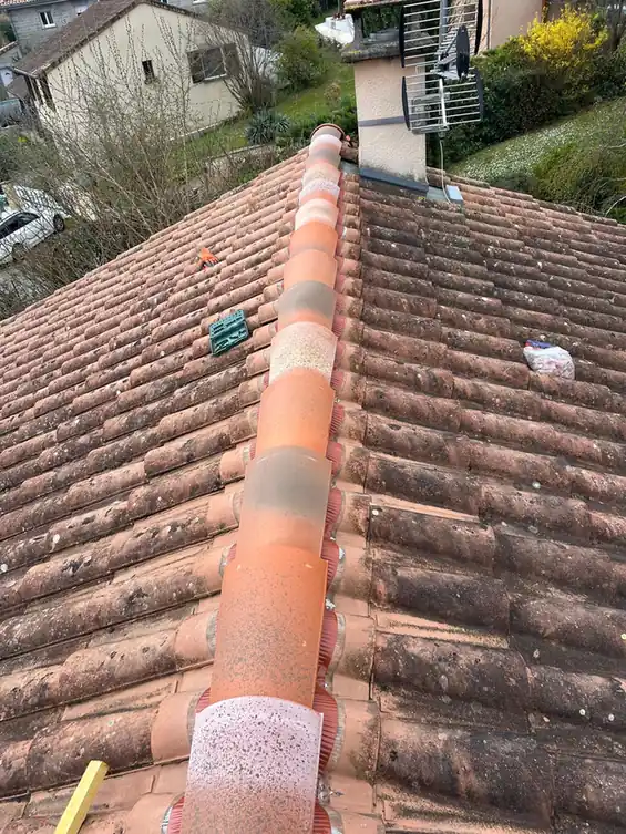Faîtage en cours de reprise au mortier