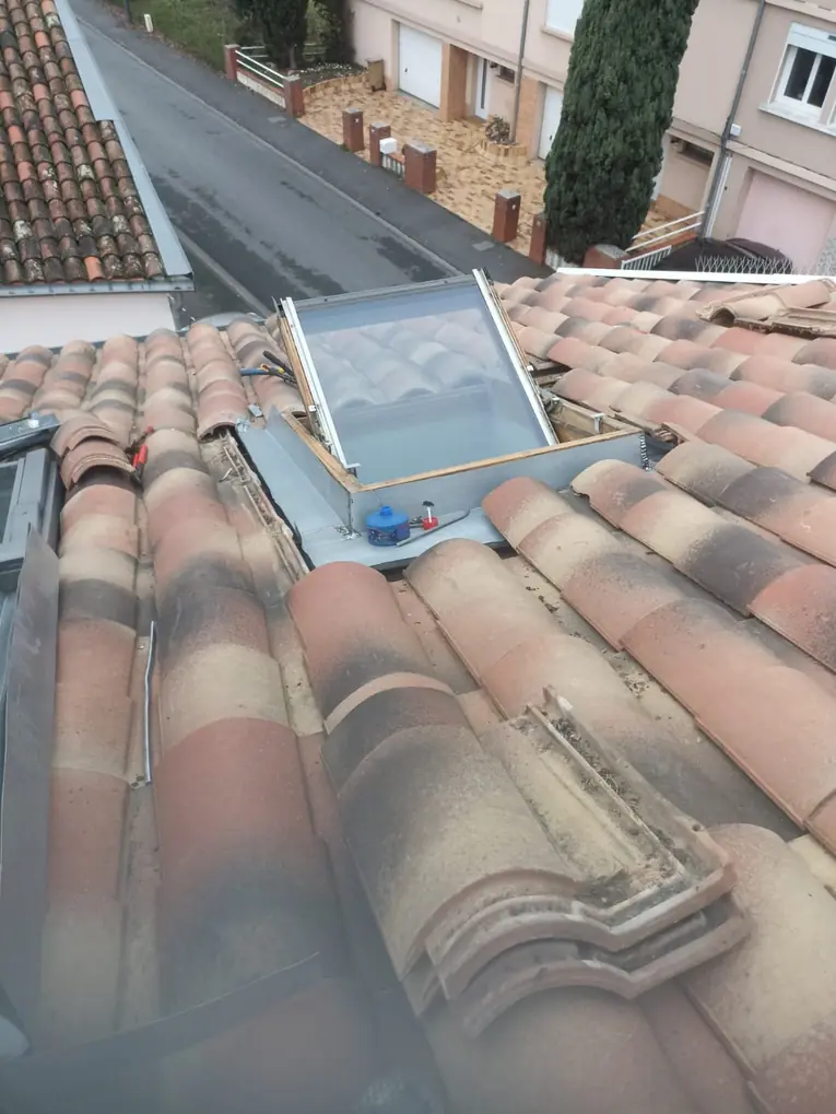 Fenêtre de toit posée et raccordée dans une couverture en tuile canal