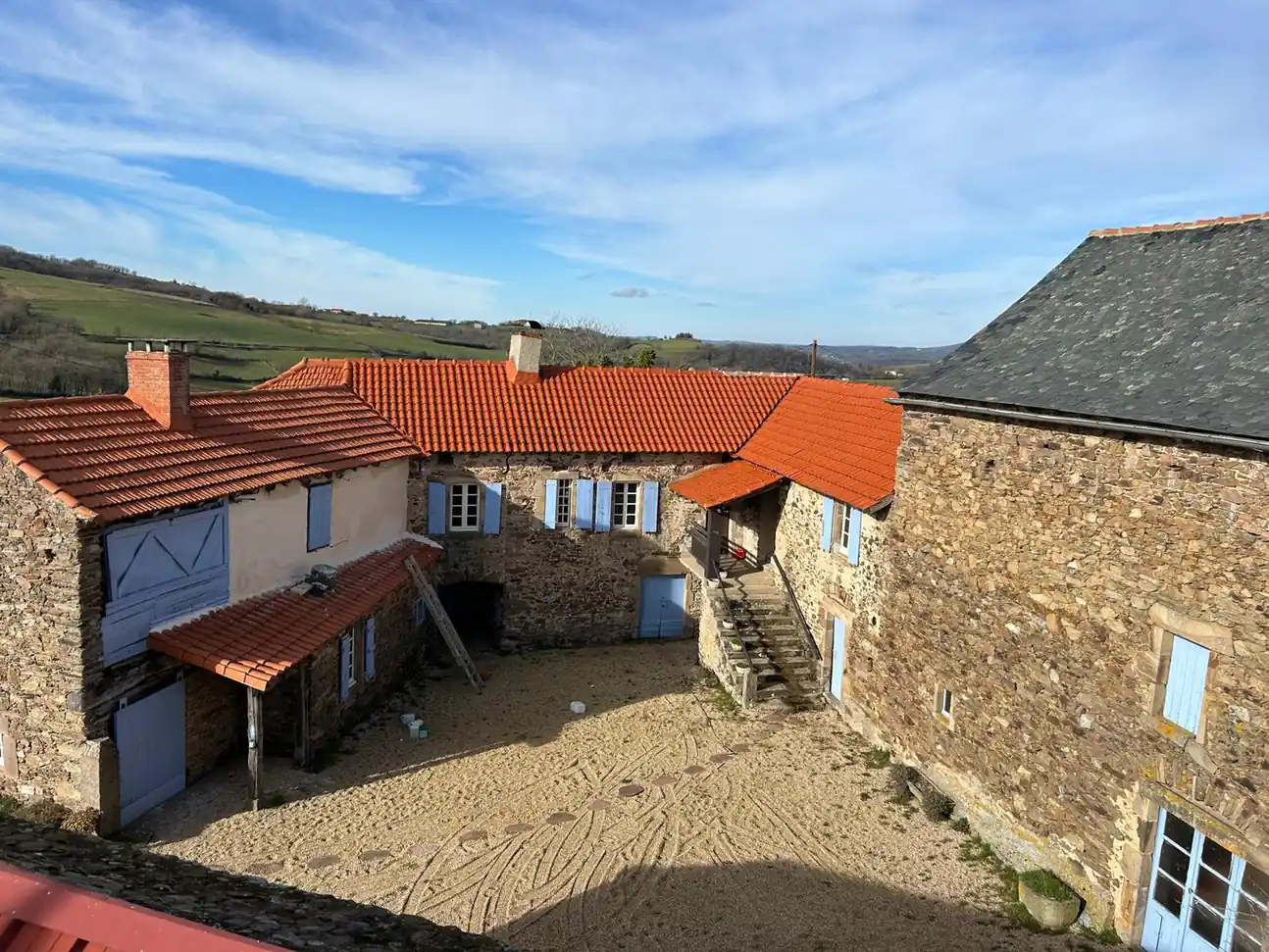 Corps de ferme en pierre dont la couverture en tuile vient d'être refaite