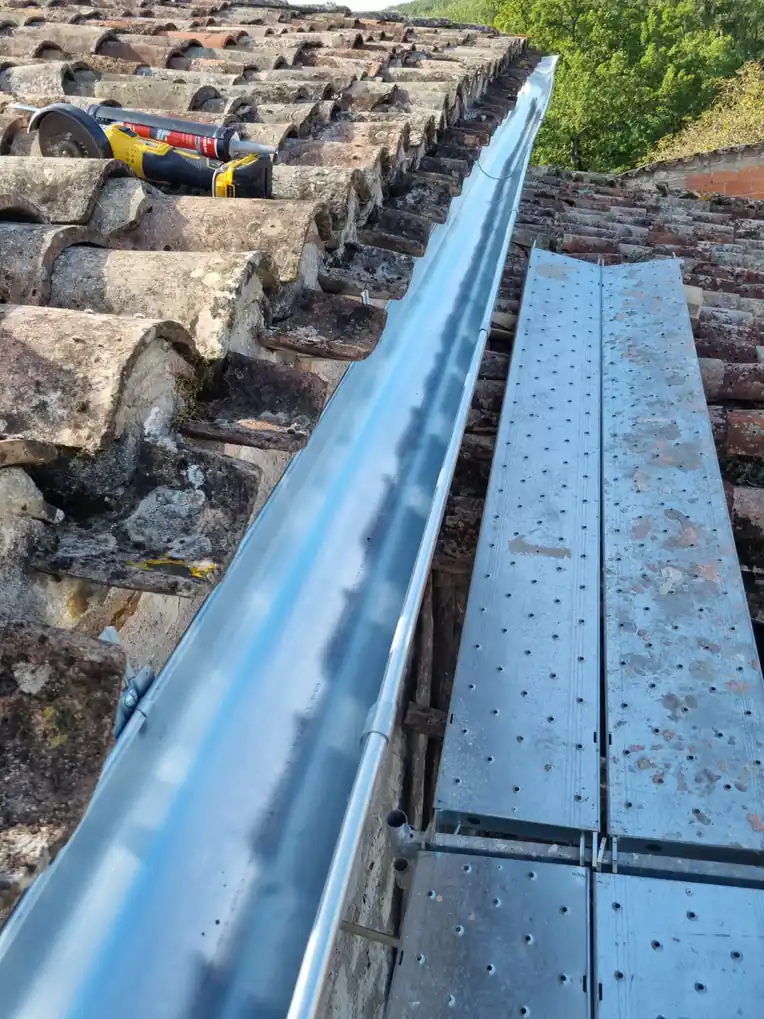 Gouttière en zinc neuve posée en rive d'un platelage
