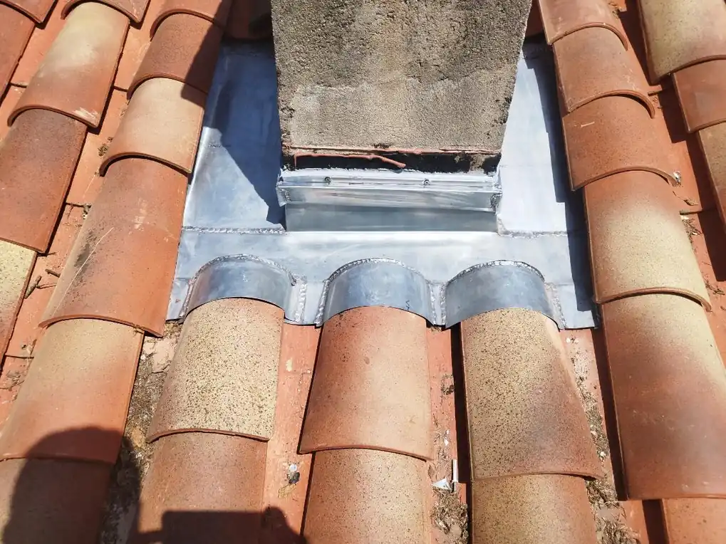 Habillage en zinc sur une souche de cheminée, tuiles remises en place