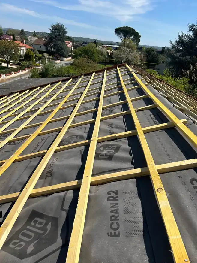 Liteaux vus en enfilade sur l'écran de sous-toiture