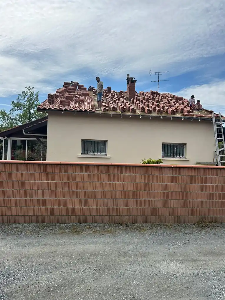 Maison en cours de reprise de couverture vue depuis la rue
