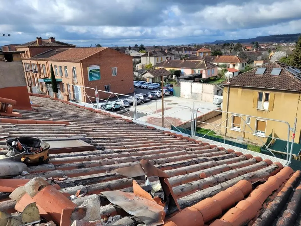 Panorama sur les toitures d'une commune depuis un pan en chantier