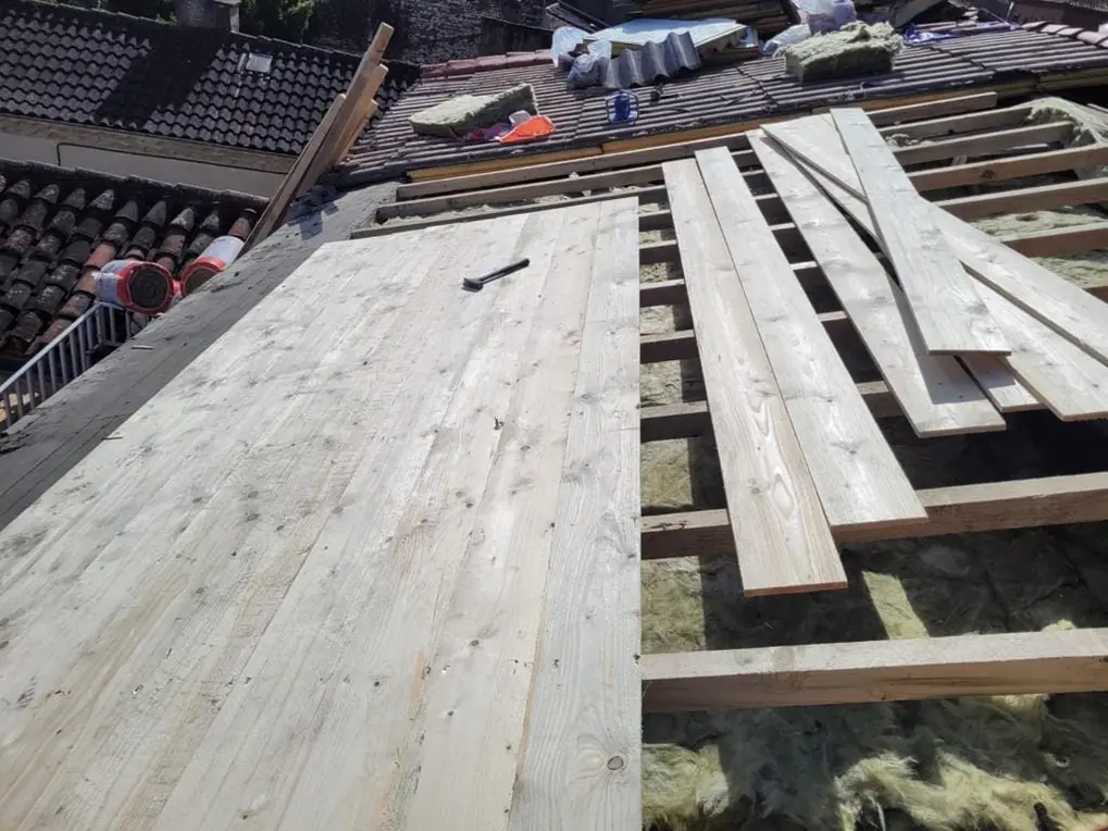 Platelage en planches de bois neuves posé sur la charpente