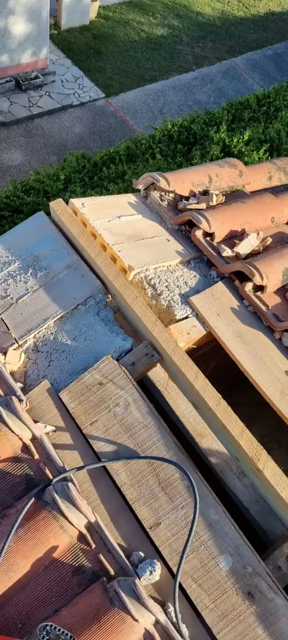 Rive de toiture et liteaux neufs avant pose des tuiles