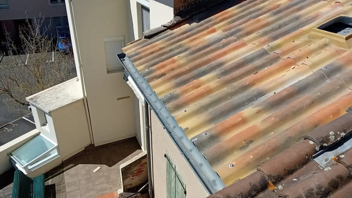Toiture en tuile au cœur d'un bourg, mitoyennetés visibles