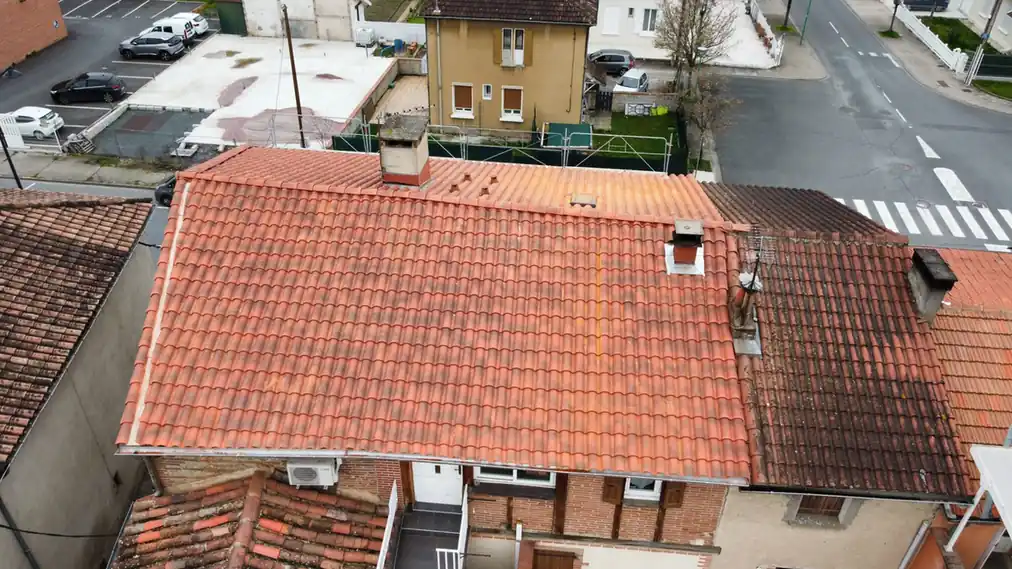 Toiture en tuile au-dessus d'une place de village