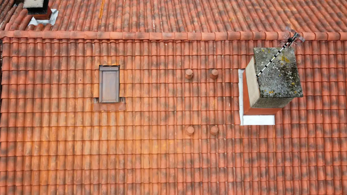Toiture et souche de cheminée vues à la verticale