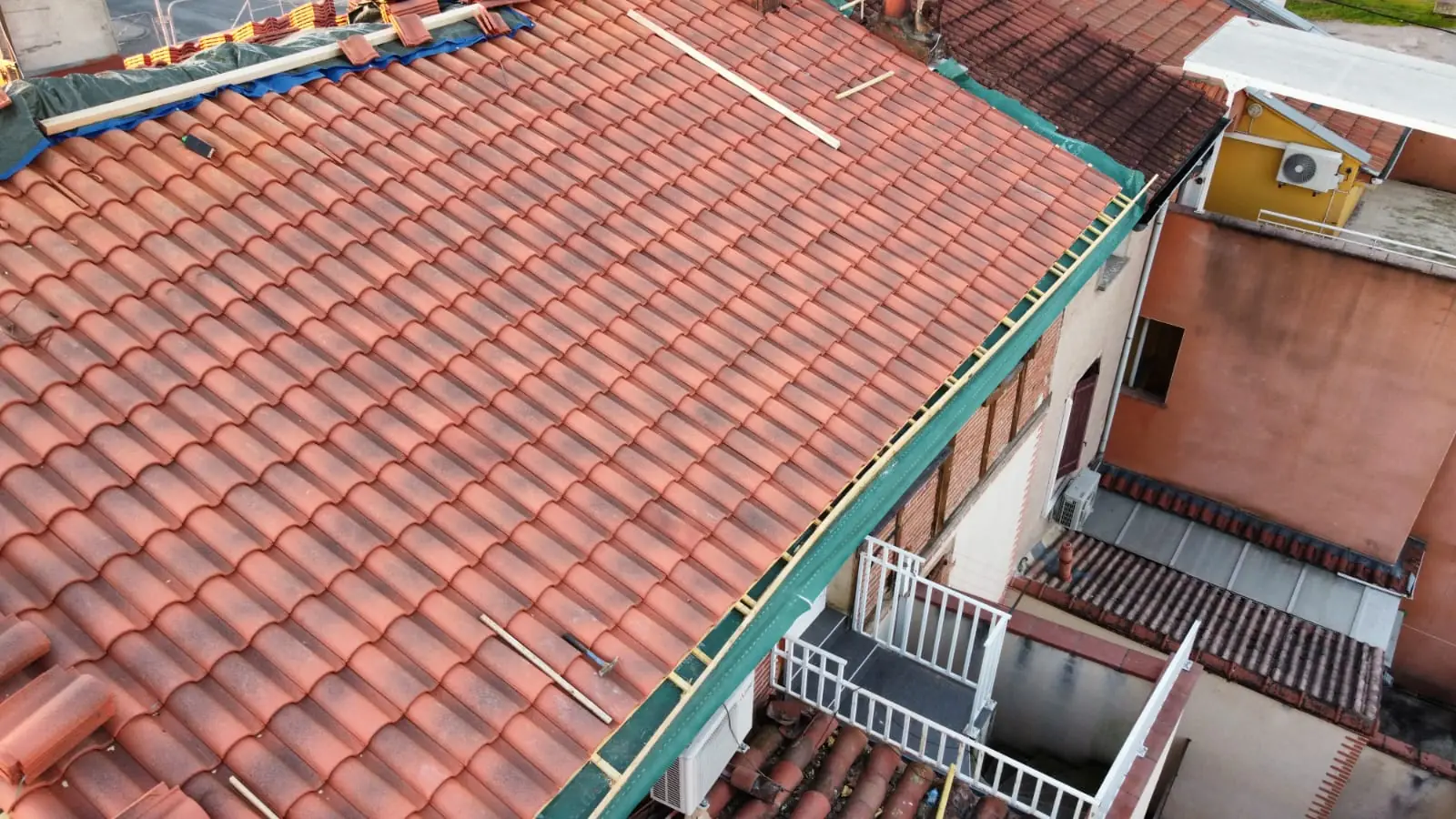 Toiture refaite au cœur d'un bourg, vue aérienne