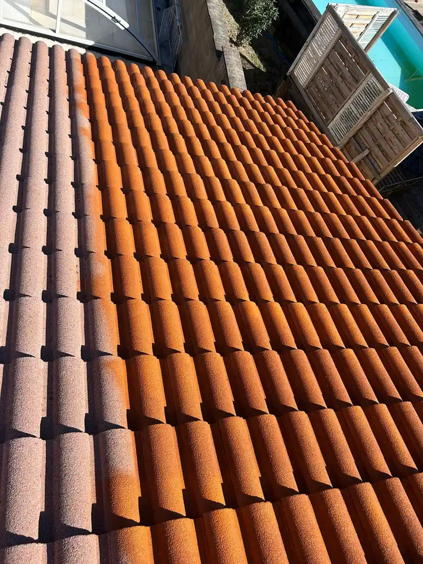 Couverture en tuile neuve en plein soleil, vue en plongée