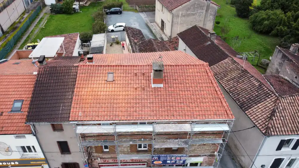 Toitures serrées d'un bourg tarnais vues du ciel