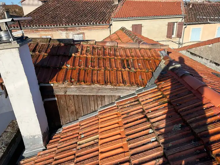 Toitures anciennes et souches de cheminée en coeur de bourg